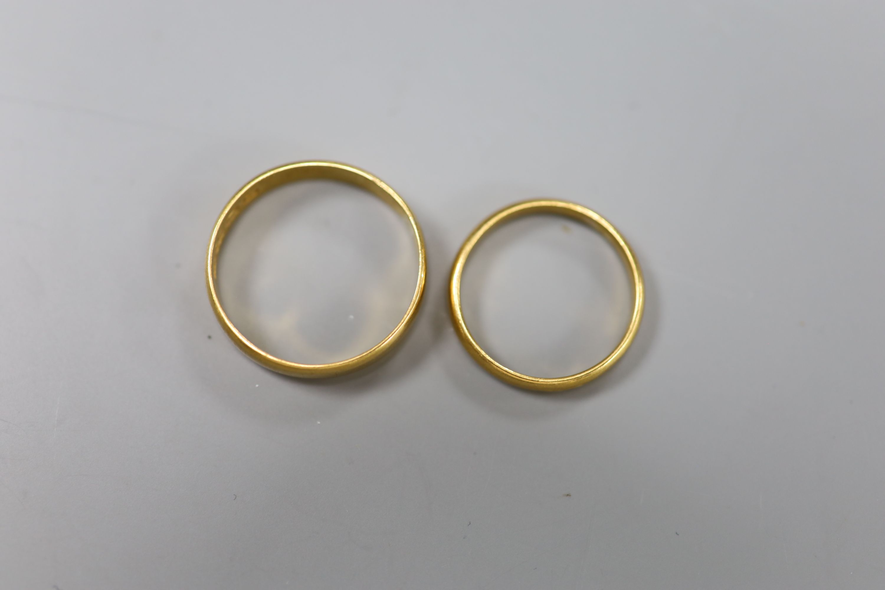 2 x 22ct gold wedding bands,